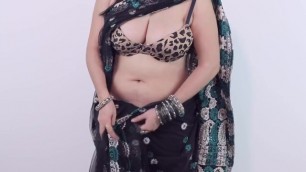 Sexy Hot Girls Wearing Sari Showing to make Huge Cleavage