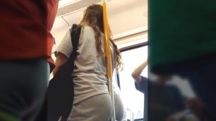 Rubia no Se Resiste a Poner El Caño Del Metro Entre Sus Nalgas